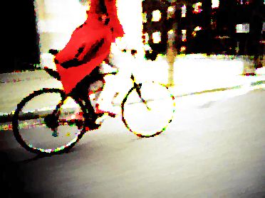 Femme en rouge qui roule à vélo - Belle à vélo - belle femme en vélo électrique - ExtraEnergy France - www.lcc.org.uk